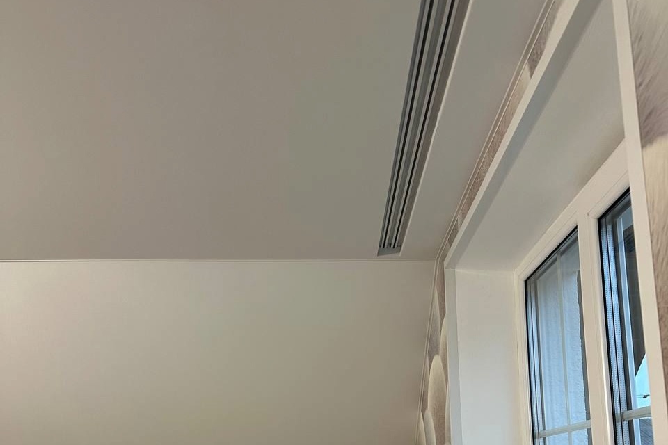 Матовый белый потолок с встроенным карнизом